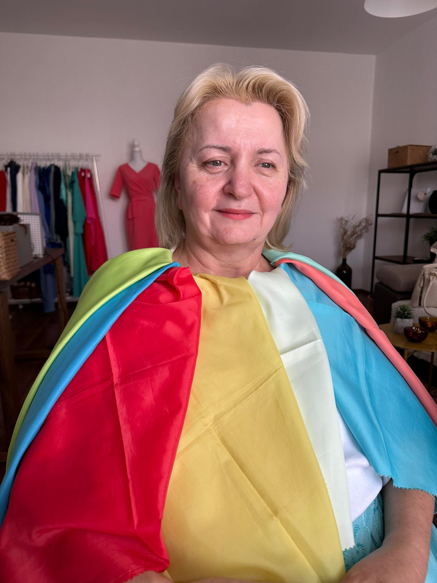 Tavasz típusú hölgy megfelelő színekkel és rúzzsal