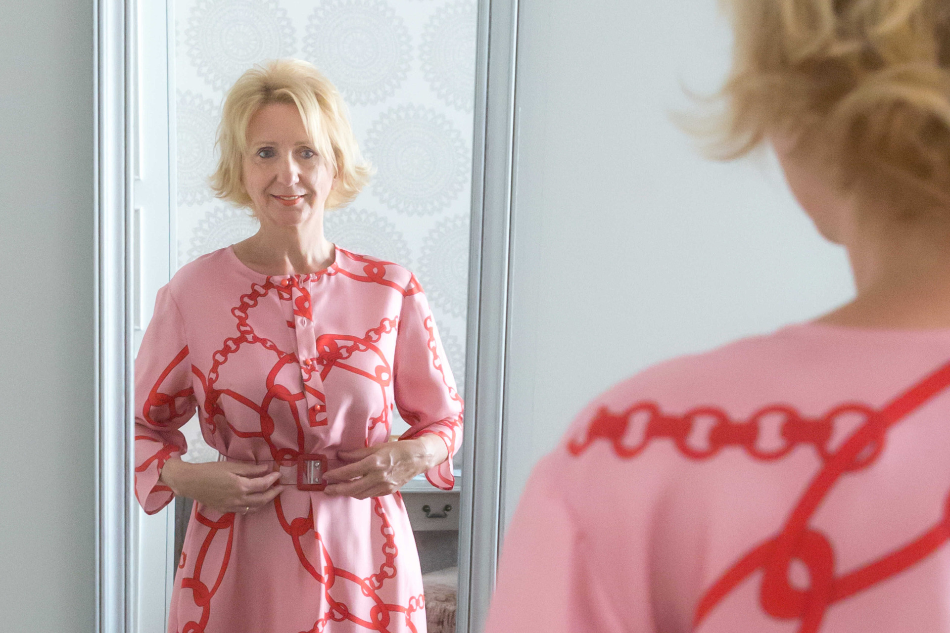 Stílustanácsadó a tükör előtt