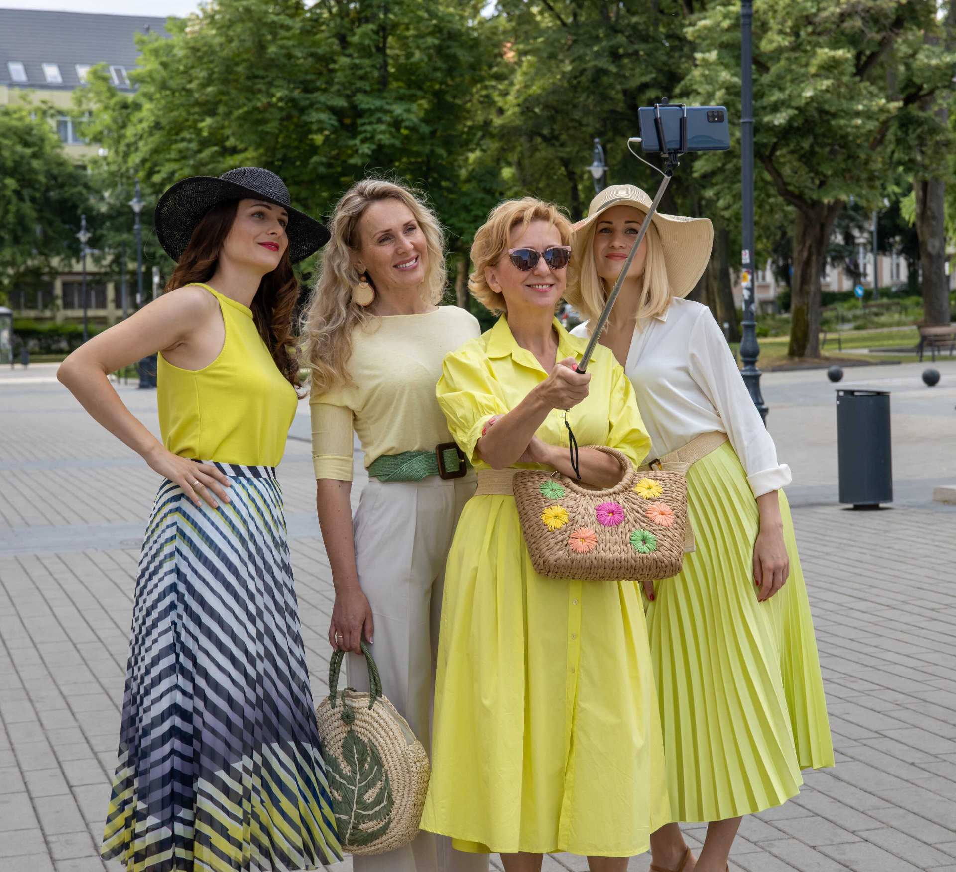 Hölgyek sárga outfitben