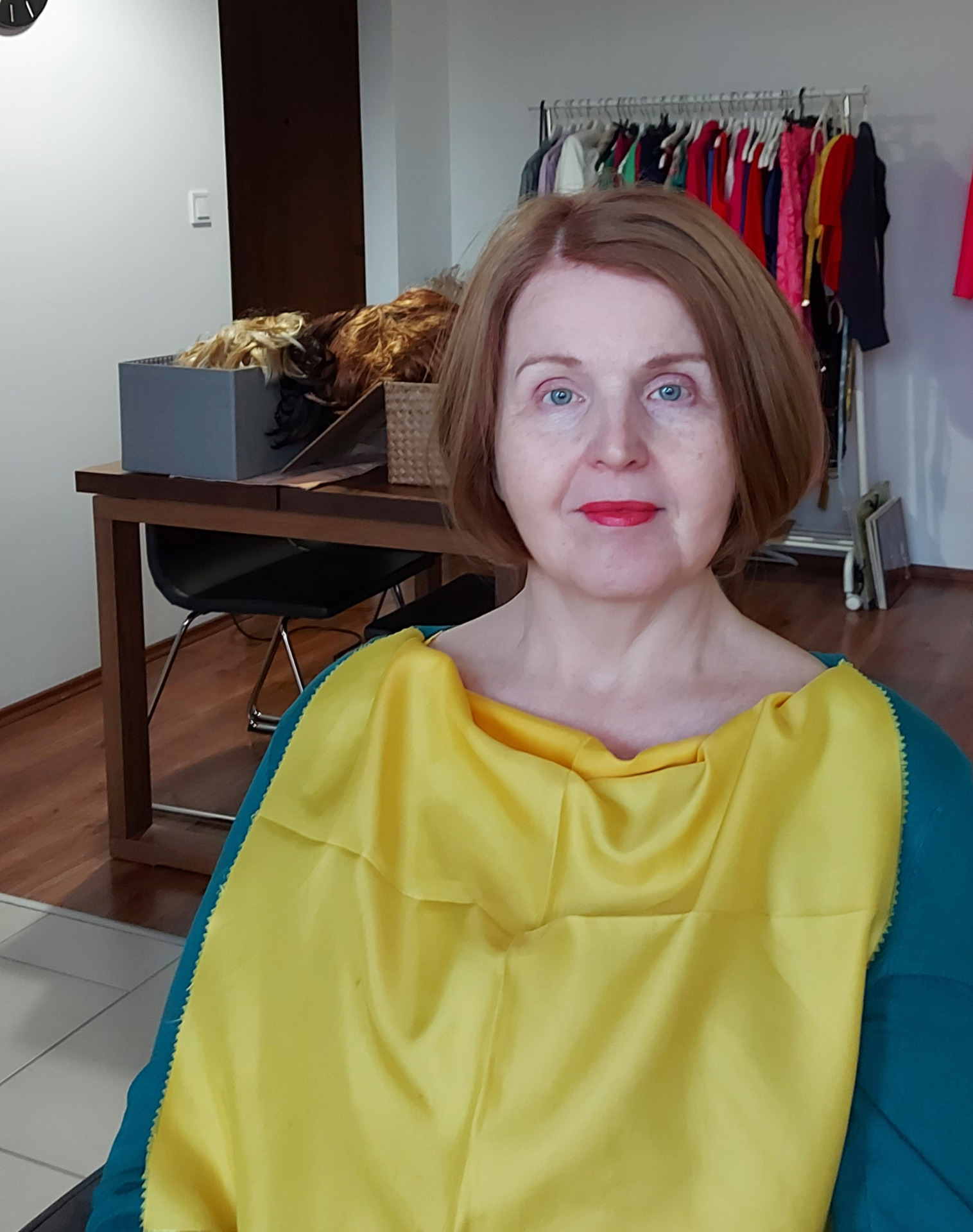 Színkendőzés közben egy megfelelő áranyalatban