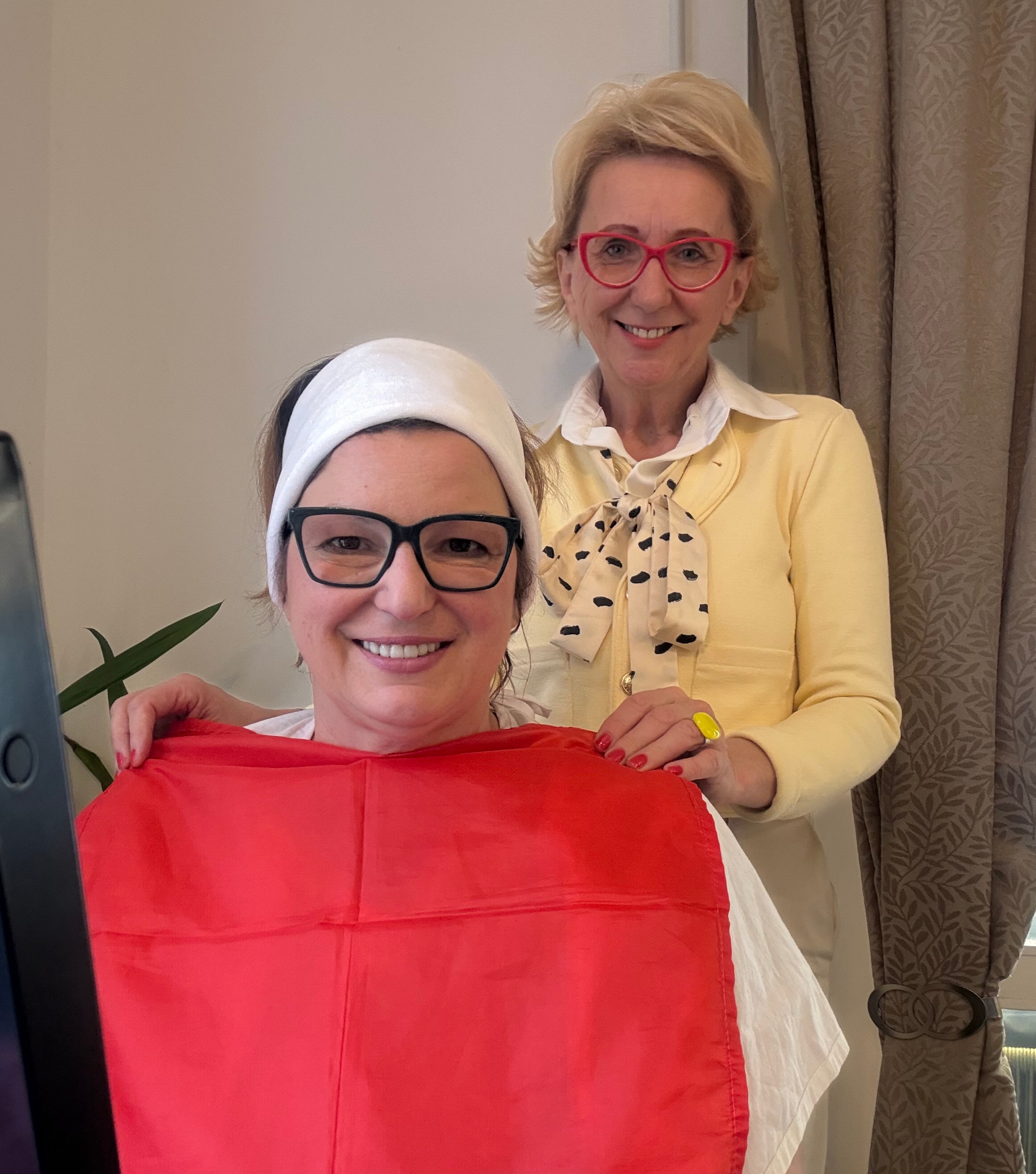 Színtanácsadás során különböző árnyalatokkal vizsgáljuk meg, mely színek emelik ki legjobban az arcot