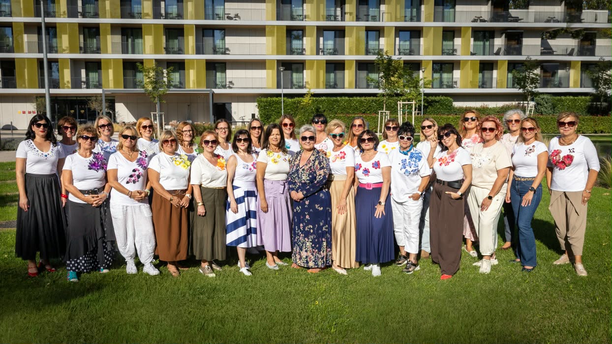 A fotón mindenki az egyedi pólóban látható